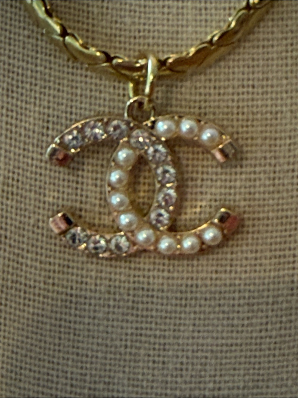 Gold tone CC Pearl and Crystal Pendant on 16” 🩷 link Necklace - Picture 4 of 9